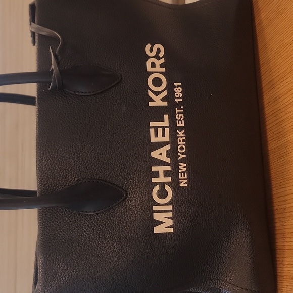 Handbags - Michael Kors Tote